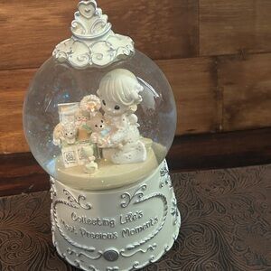 Life most  precious moments snow globe musical Enesco-Spinning